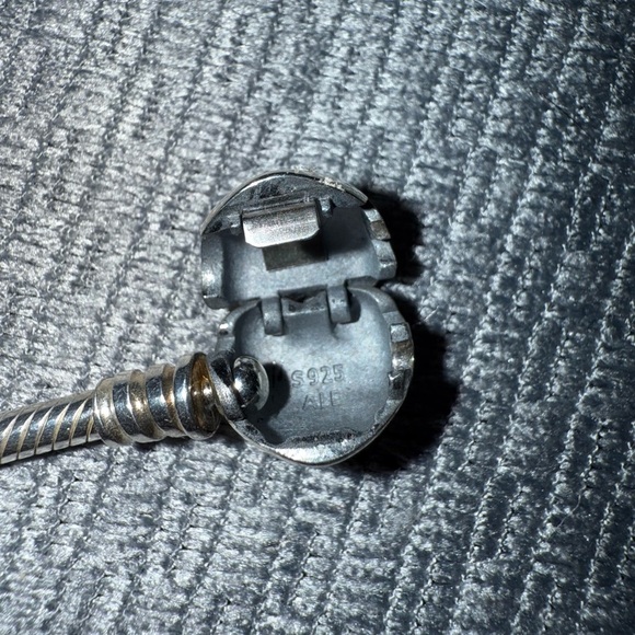 Authentic Moments Heart & Snake Chain Bracelet
Sterling silver - Picture 4 of 8